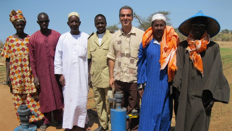 Agricultores senegaleses aprendiendo a instalar el equipo de riego Tipa. Photo: cortesía