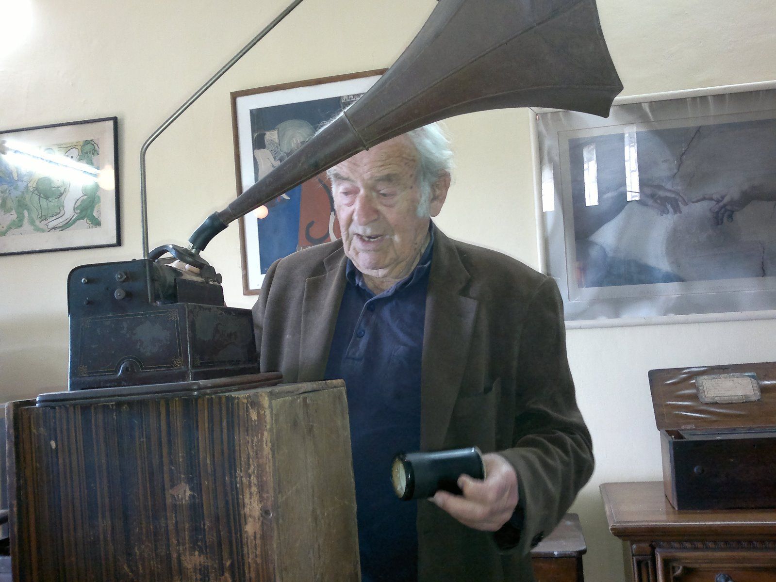 Nisan Cohen pone en marcha un gramófono de su colección. Foto de Abigail Klein Leichman