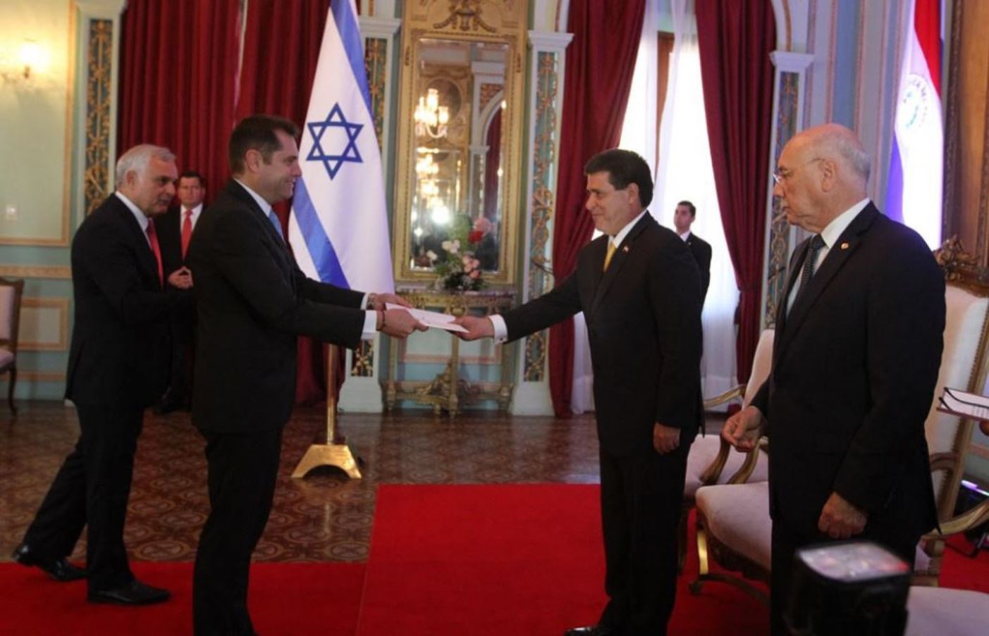 El embajador de Israel en Paraguay, Peleg Lewi, izq., presenta credenciales al presidente Horacio Cartes durante la reapertura de la embajada de ese país en julio del año pasado. Foto cortesía de la Dirección de Informática/SICOM de Paraguay