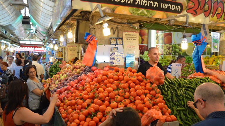 Una visita al mercado de Mahane Yehuda, en Jerusalén, es un festín para los sentidos. Foto de Daniel Santacruz. viaje a israel 10 cosas que debe hacer en su próximo viaje a Israel 25312109012 3e9e0b89fc b