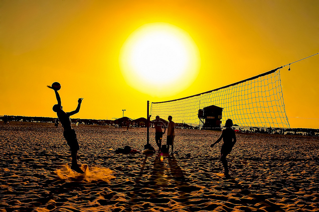 Voleibol en una playa de Herzliya al atardecer. Foto de Ohr Mani. viaje a israel 10 cosas que debe hacer en su próximo viaje a Israel must do beach
