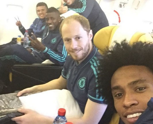 Esta foto tomada por el lateral Willian, en primer plano, que subió a Instagram, muestra a varios jugadores del Chelsea en ruta a Israel. 