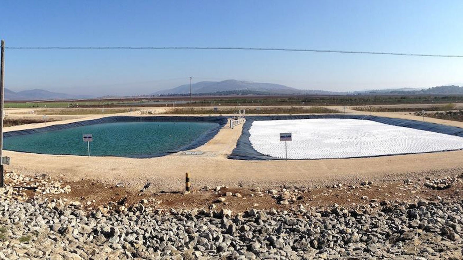 Bolas TopUp flotando en un embalse de agua en Eshkol. Foto cortesía de NeoTop Water Systems