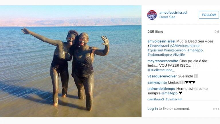Llenas de barro y felices en el Mar Muerto. Foto de Twitter.s