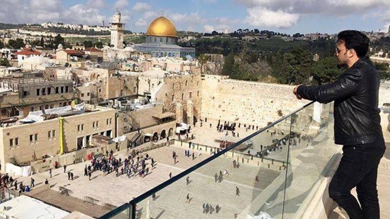 Luis Fonsi contemplando el Muro de los Lamentos y el Monte del Templo en Jerusalén. Foto vía Facebook.