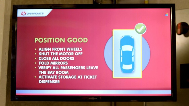 Una pantalla da instrucciones a los conductores a la entrada del estacionamiento. Foto cortesía.