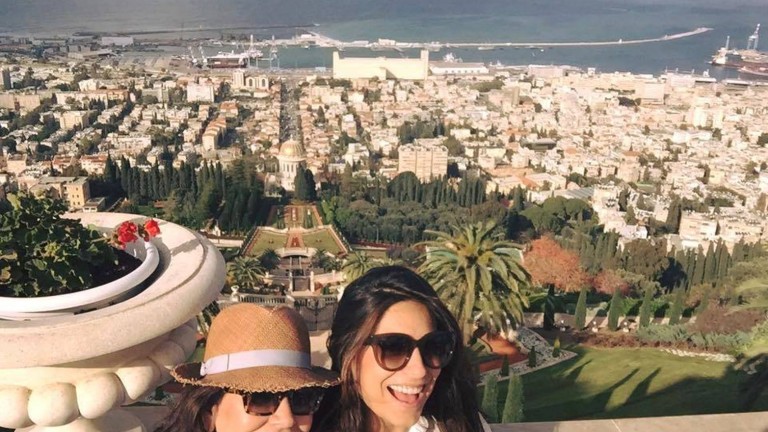 Cap: Ana Brenda Contreras se toma un selfie con su madre, Blanca, en los Jardines Baha’i de Haifa. Foto vía Facebook.