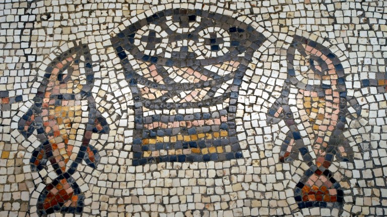 Un mosaico bizantino simboliza el milagro de la multiplicación de los panes y los peces. Foto cortesía del Ministerio de Turismo de Israel.