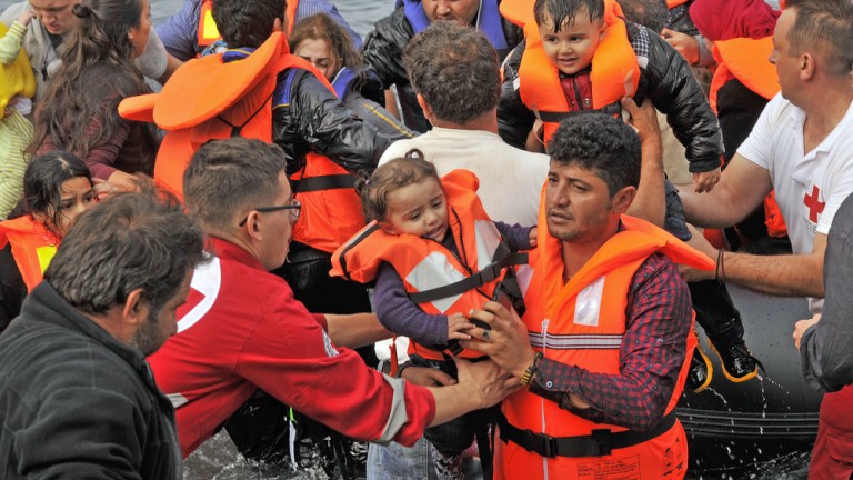 Refugiados sirios a su llegada a Grecia. Foto vía www.shutterstock.com.