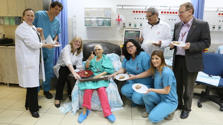 Doctores y enfermeras celebran con la paciente después de su tratamiento con Exablate Neuro. Foto de Pioter Fliter/Centro Médico Rambam.