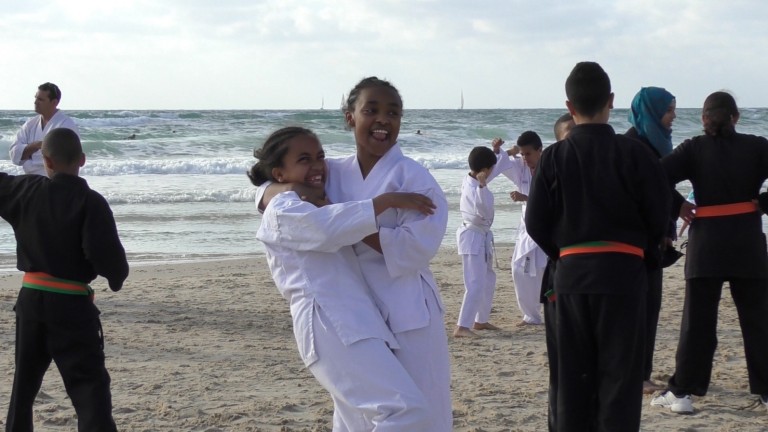 Aprender artes marciales en grupo es divertido. Foto cortesía de Budo for Peace.