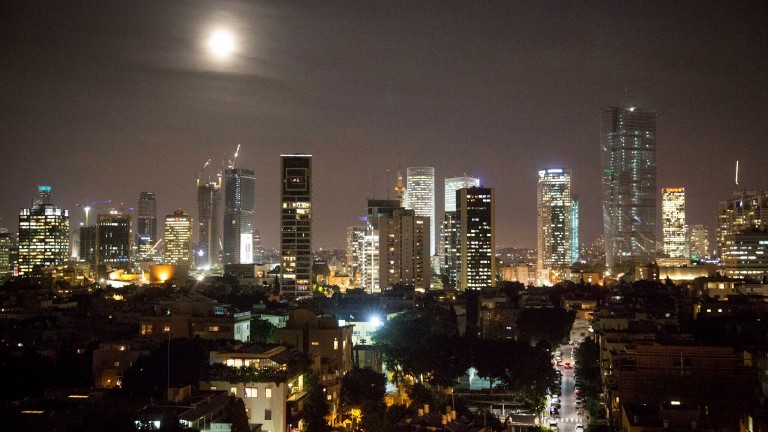 La luna se levanta sobre Tel Aviv. Foto de Miriam Alster/FLASH90.