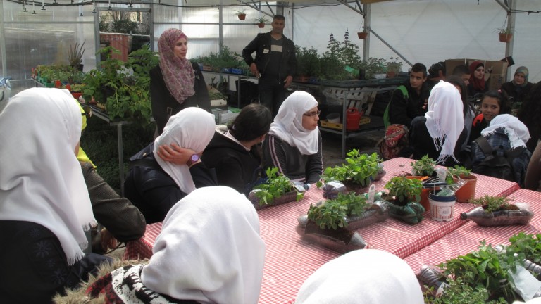 Estudiantes árabes en una charla sobre jardinería sostenible. Foto cortesía.