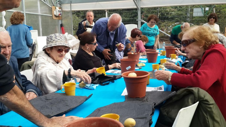 Participantes en el programa para jubilados y sobrevivientes del Holocausto en los Jardines. Foto cortesía.