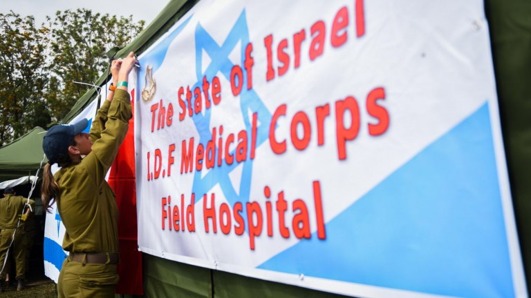 Soldados israelíes montan un hospital de campaña en Nepal tras el terremoto de 2015. Foto del Portavoz de las FDI/FLASH90.