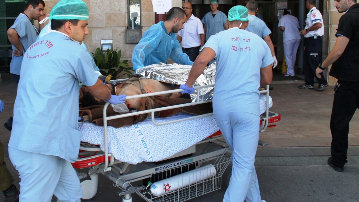 Un civil sirio herido es transferido al Centro Médico Ziv, en Safed. 
