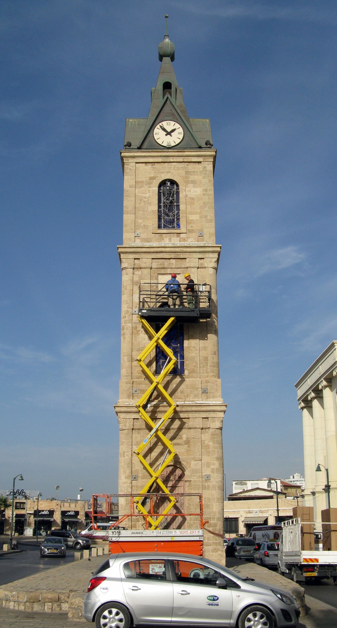 El sellp del sultán es instalado nuevamente en la torre. Foto de Niki Davidov, cortesía de la Autoridad de Antigüedades de Israel.