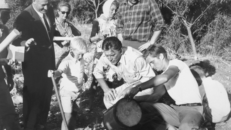 Kirk y Michael Douglas plantaron juntos un árbol en un bosque en 1965. Cortesía Archivo del Fondo Nacional Judío.