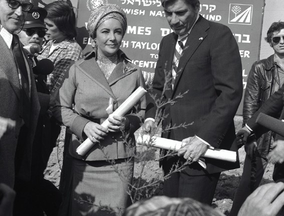 Elizabeth Taylor en una ceremonia de plantación en su honor en Nes Harim en 1978. Cortesía Archivo del Fondo Nacional Judío. 