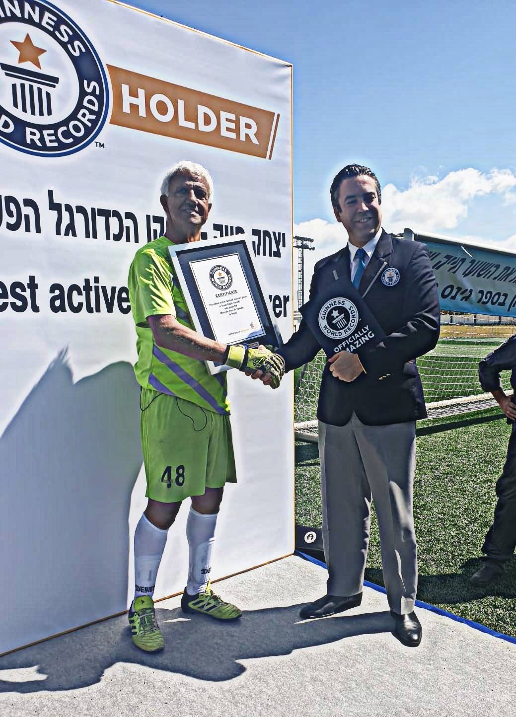 Isaak Hayik recibió un certificado de un funcionario del Guinness World Records en Or Yehuda el pasado 5 de abril. Foto: Facebook